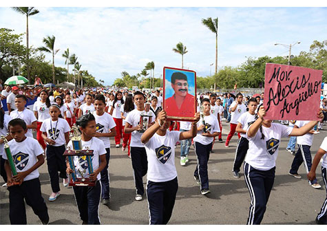 Colorido y cultura en desfile escolar patrio del Distrito II