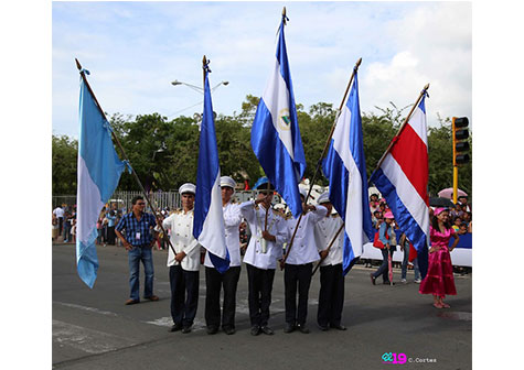 Colorido y cultura en desfile escolar patrio del Distrito II