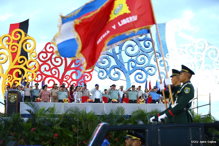 Daniel y Rosario encabezan desfile militar en honor al pueblo (+FOTOS)