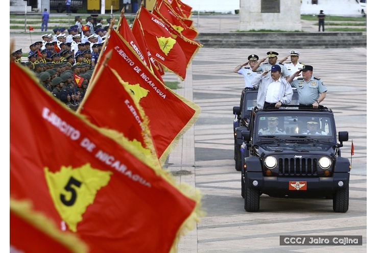 Daniel y Rosario encabezan desfile militar en honor al pueblo (+FOTOS)