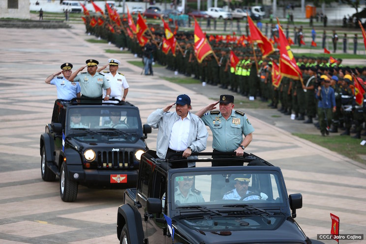 Daniel y Rosario encabezan desfile militar en honor al pueblo (+FOTOS)