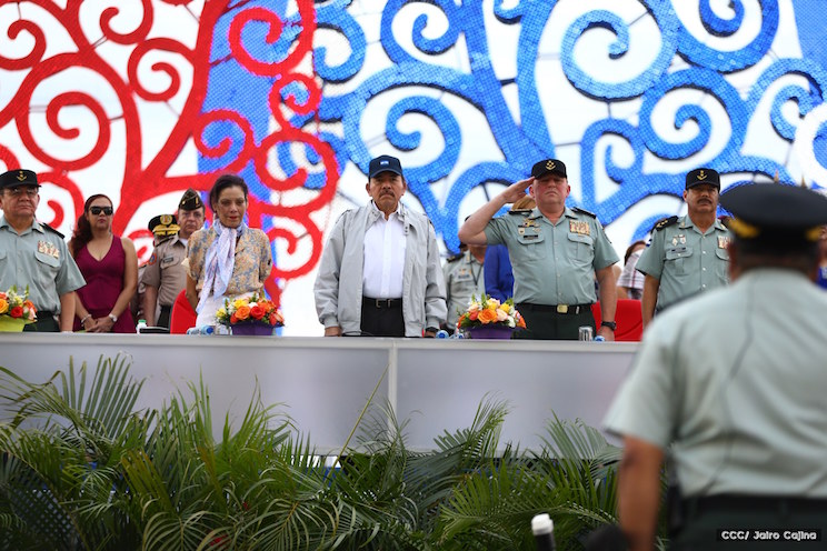 Daniel y Rosario encabezan desfile militar en honor al pueblo (+FOTOS)