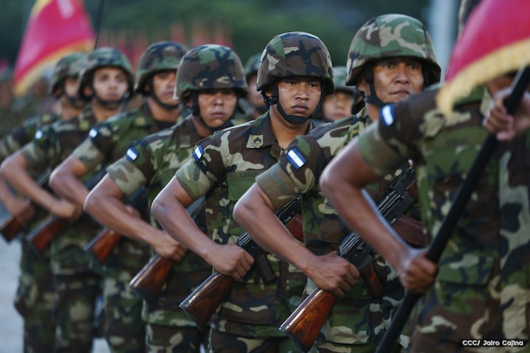 Daniel y Rosario encabezan desfile militar en honor al pueblo (+FOTOS)