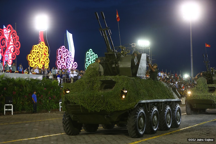 Daniel y Rosario encabezan desfile militar en honor al pueblo (+FOTOS)