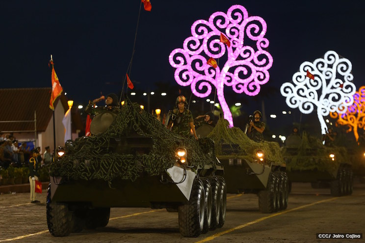 Daniel y Rosario encabezan desfile militar en honor al pueblo (+FOTOS)
