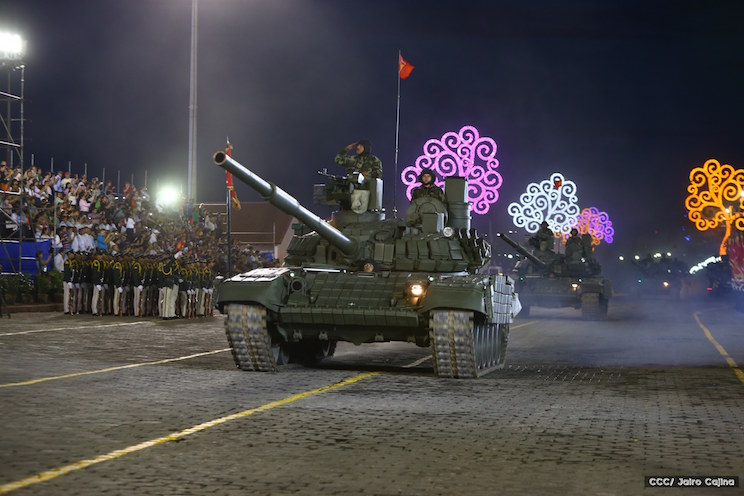 Daniel y Rosario encabezan desfile militar en honor al pueblo (+FOTOS)