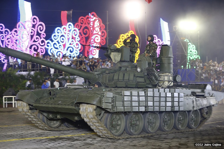 Daniel y Rosario encabezan desfile militar en honor al pueblo (+FOTOS)