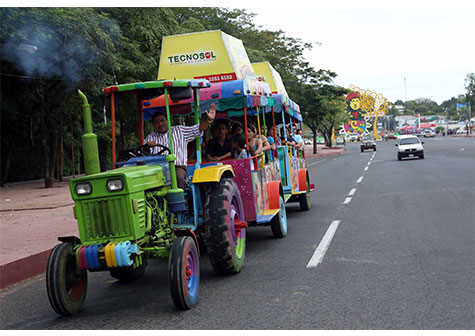 Familias capitalinas disfrutan en espacios de esparcimiento en Avenida de Bolívar a Chávez