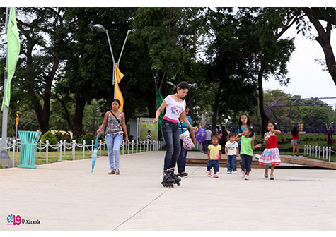 Familias capitalinas disfrutan en espacios de esparcimiento en Avenida de Bolívar a Chávez