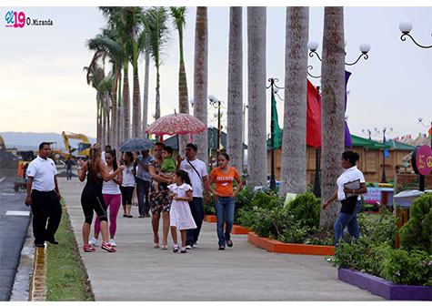 Familias capitalinas disfrutan en espacios de esparcimiento en Avenida de Bolívar a Chávez