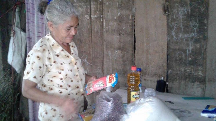 Familias de Quezalguaque reciben paquetes alimentarios