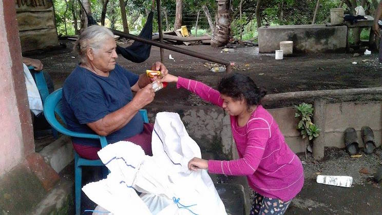 Familias de Quezalguaque reciben paquetes alimentarios