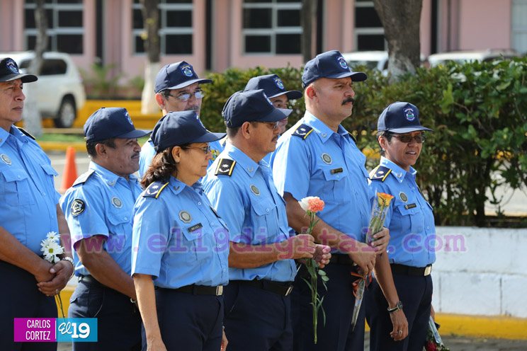 Policía Nacional rinde honores a sus héroes y mártires