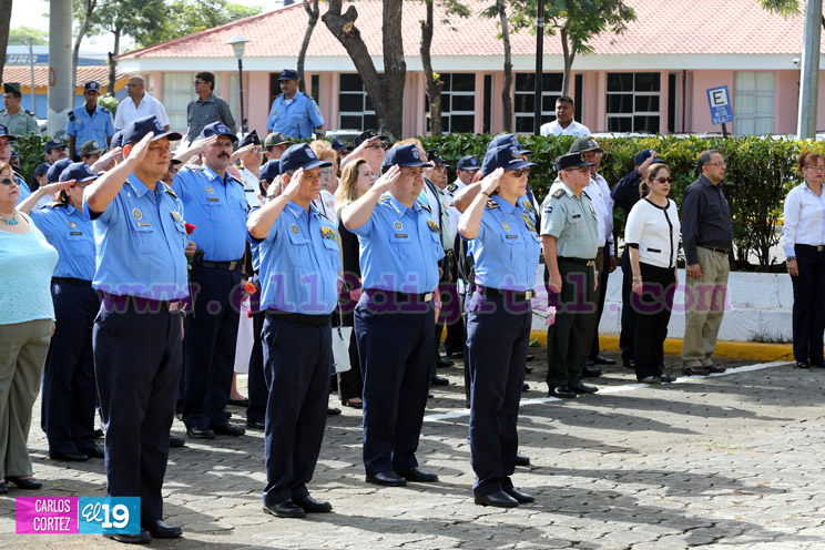 Policía Nacional rinde honores a sus héroes y mártires