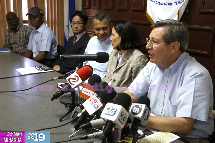 Firman contrato de obra de construcción del mejoramiento vial para el Caribe Sur