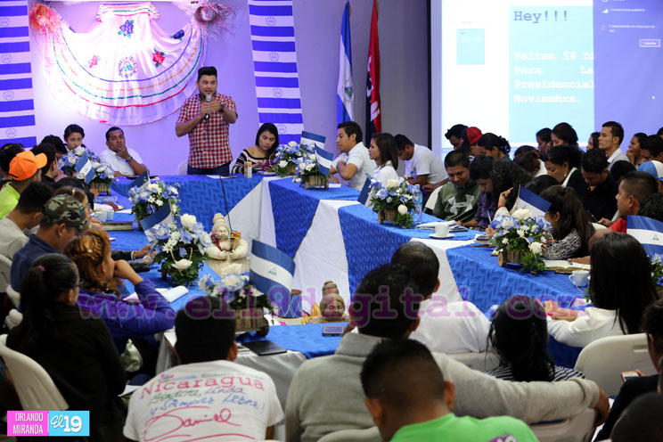 Juventud se desborda en amor para celebrar el Mes Patrio 