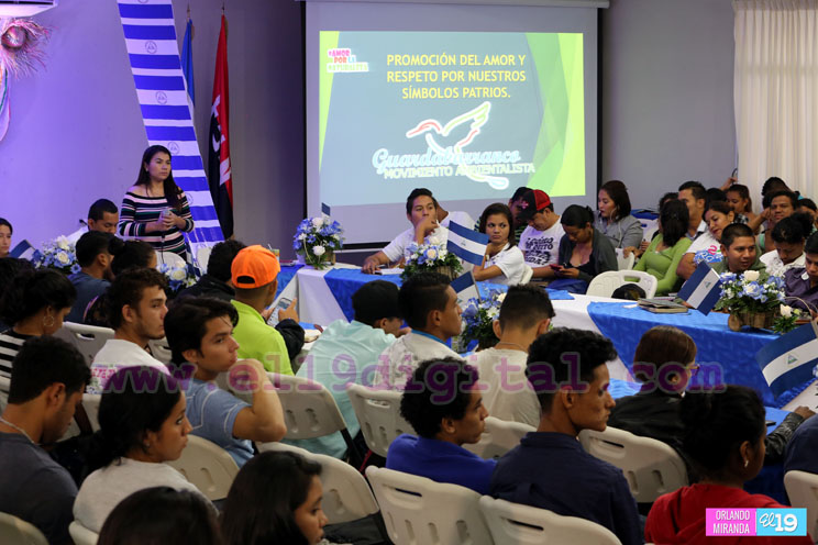 Juventud se desborda en amor para celebrar el Mes Patrio 