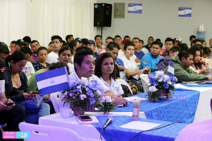 Juventud se desborda en amor para celebrar el Mes Patrio 
