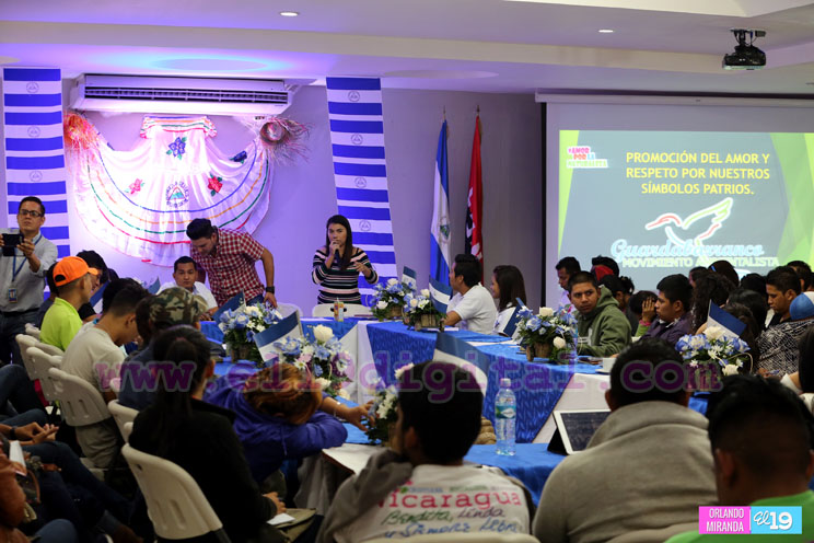Juventud se desborda en amor para celebrar el Mes Patrio 