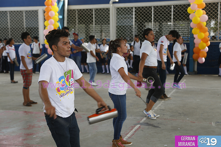 Estudiantes del Colegio 14 de Septiembre preparados para su participación en desfile patrio