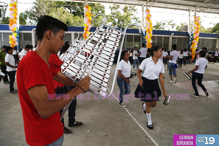 Estudiantes del Colegio 14 de Septiembre preparados para su participación en desfile patrio