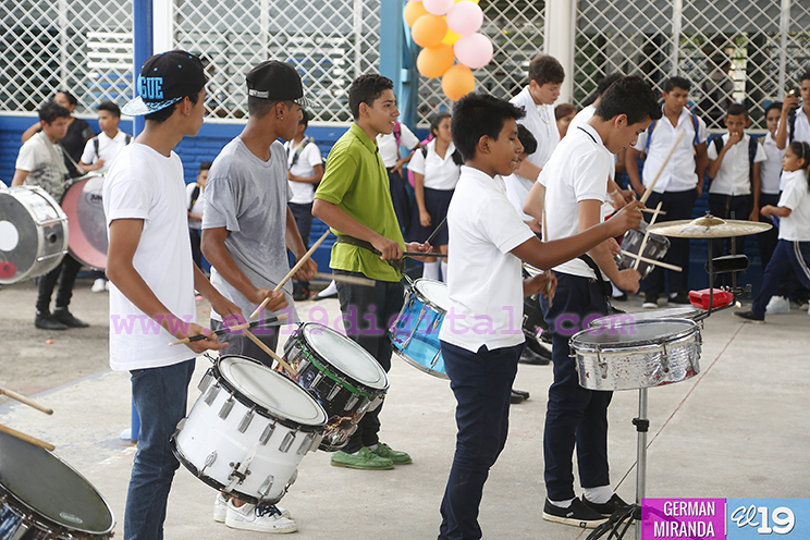Estudiantes del Colegio 14 de Septiembre preparados para su participación en desfile patrio