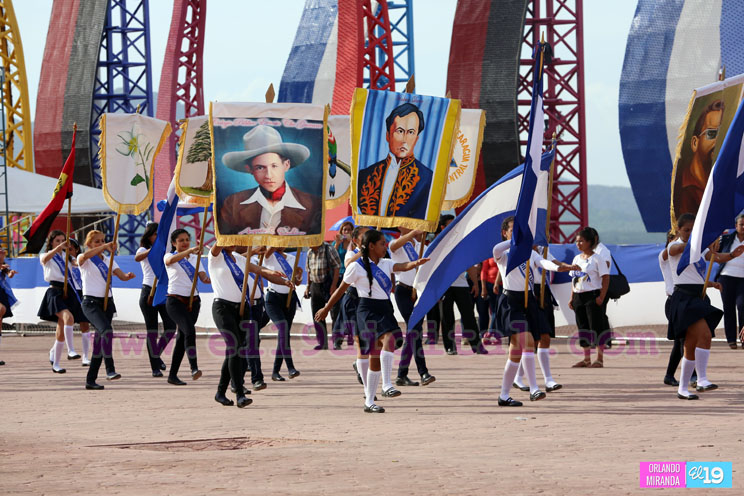Dedican desfile patrio a la memoria del compañero René Núñez