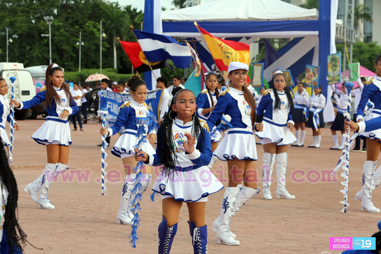 Dedican desfile patrio a la memoria del compañero René Núñez