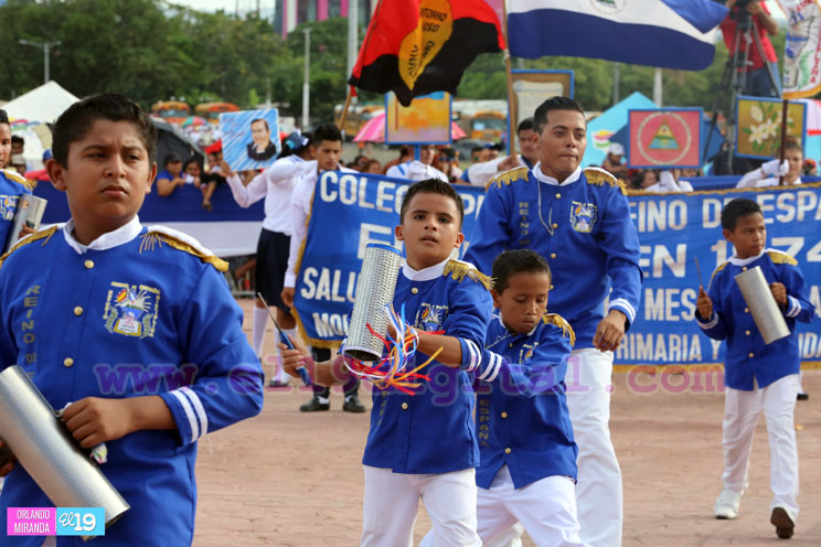 Dedican desfile patrio a la memoria del compañero René Núñez