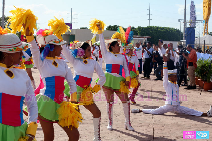 Dedican desfile patrio a la memoria del compañero René Núñez