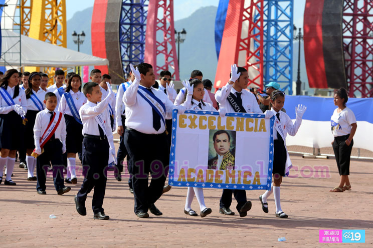 Dedican desfile patrio a la memoria del compañero René Núñez