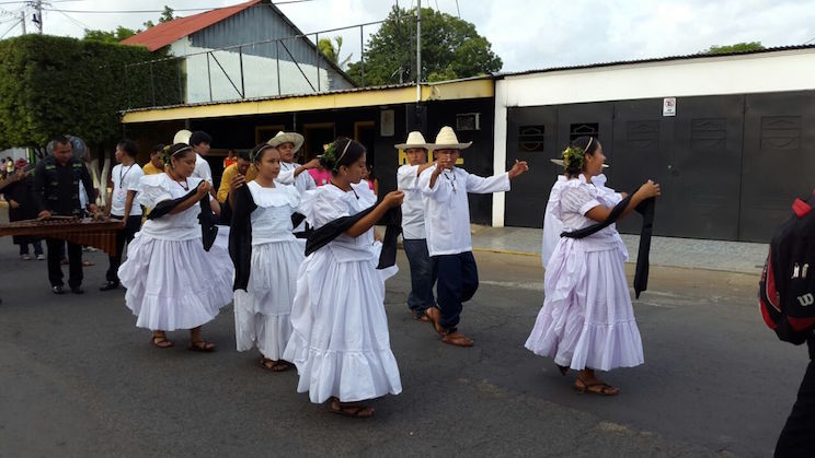Masaya desfila en saludo a la patria