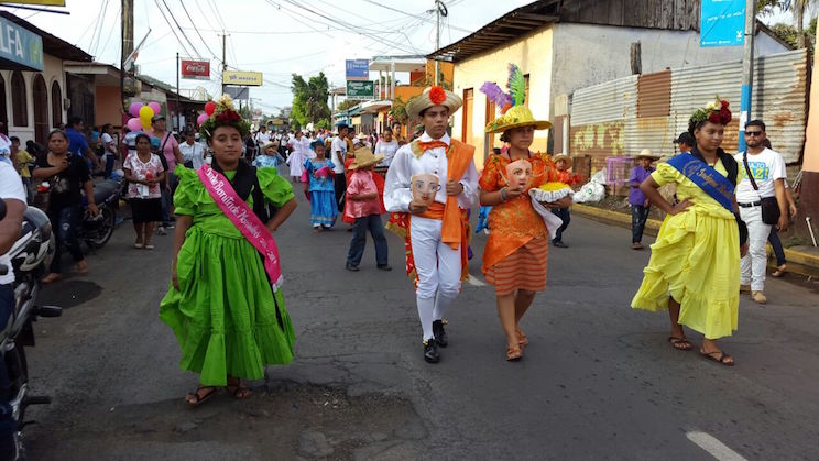Masaya desfila en saludo a la patria