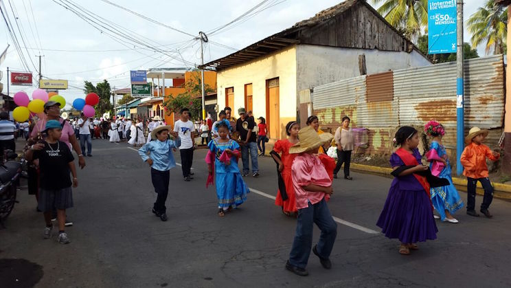 Masaya desfila en saludo a la patria