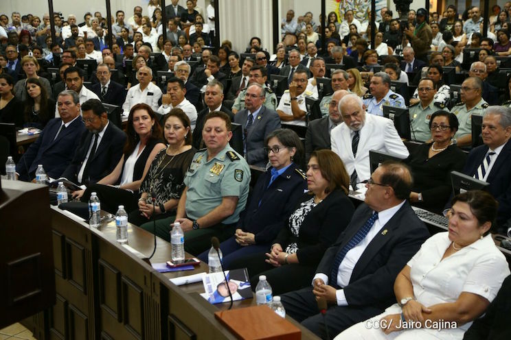 Daniel y Rosario participan en sesión solemne de honras fúnebres del Compañero René Núñez Téllez