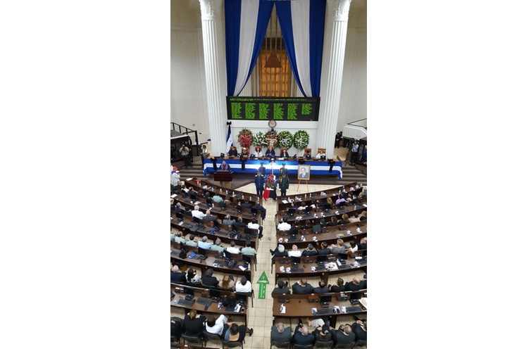 Daniel y Rosario participan en sesión solemne de honras fúnebres del Compañero René Núñez Téllez