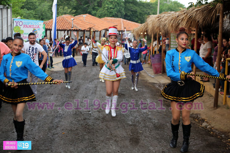 Familias disfrutan de la presentación ‘El Bastón y la Palillona’ en el Parque Nacional de Ferias