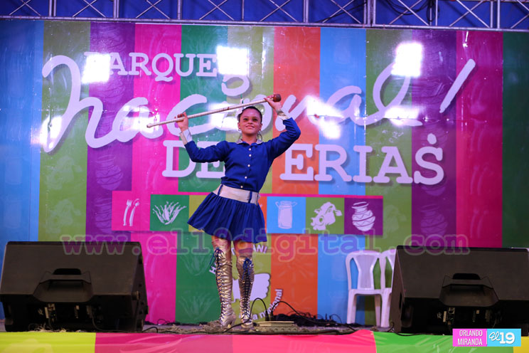 Familias disfrutan de la presentación ‘El Bastón y la Palillona’ en el Parque Nacional de Ferias