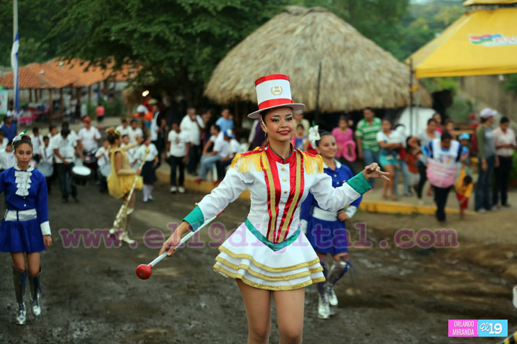 Familias disfrutan de la presentación ‘El Bastón y la Palillona’ en el Parque Nacional de Ferias