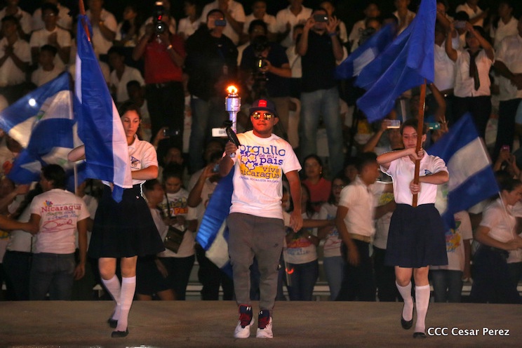 Daniel y Rosario reciben Antorcha de la Libertad y la Unidad Centroamericana
