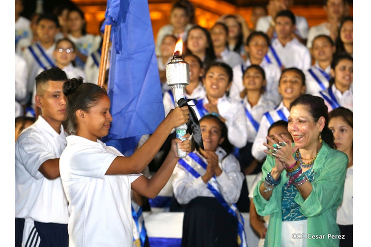 Daniel y Rosario reciben Antorcha de la Libertad y la Unidad Centroamericana