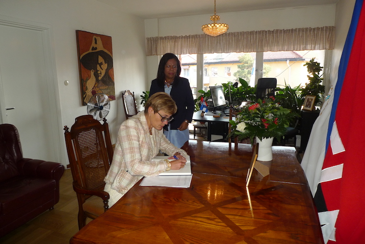 Abren libro de condolencias en Suecia por fallecimiento del Compañero René Núñez