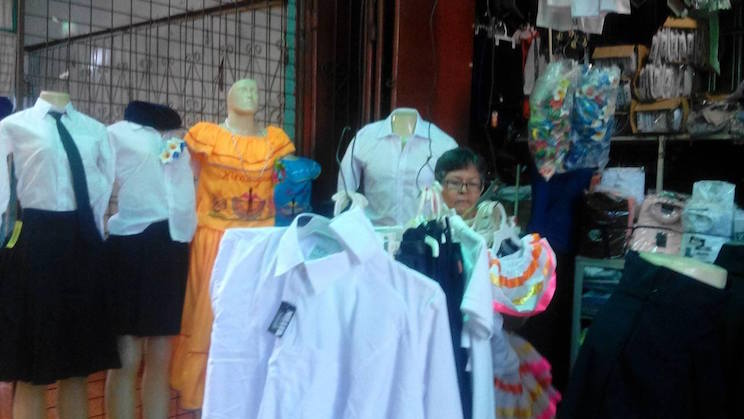Mercados aún con ofertas en uniformes escolares