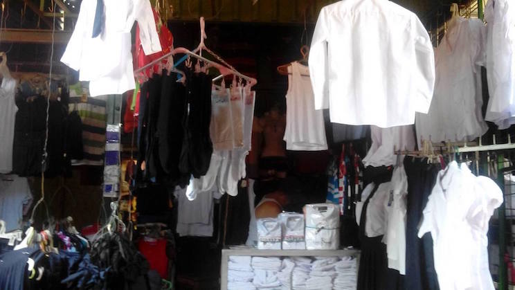 Mercados aún con ofertas en uniformes escolares