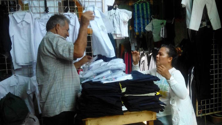 Mercados aún con ofertas en uniformes escolares