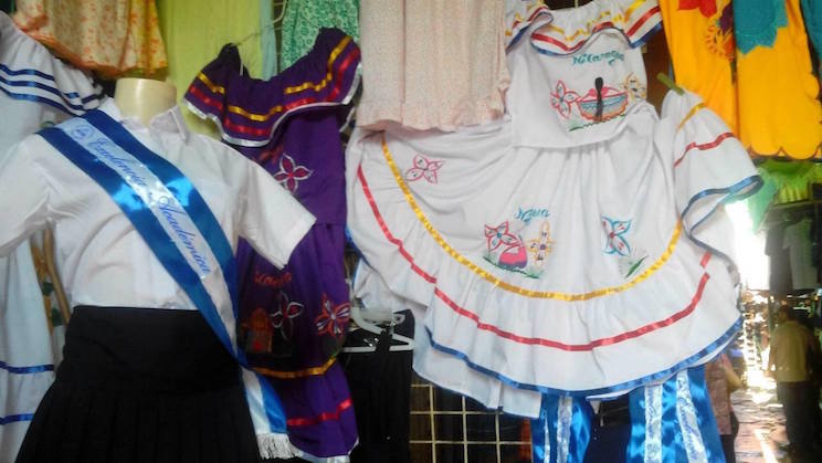 Mercados aún con ofertas en uniformes escolares