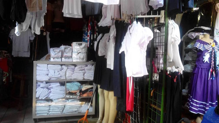 Mercados aún con ofertas en uniformes escolares