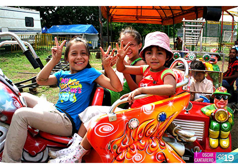 Niños disfrutan de parque de juegos mecánicos