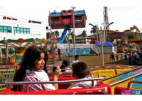Niños disfrutan de parque de juegos mecánicos