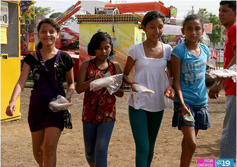 Niños disfrutan de parque de juegos mecánicos